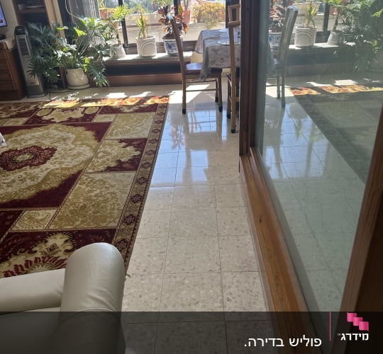 רצפה נקייה ומבריקה ליד חלון גדול